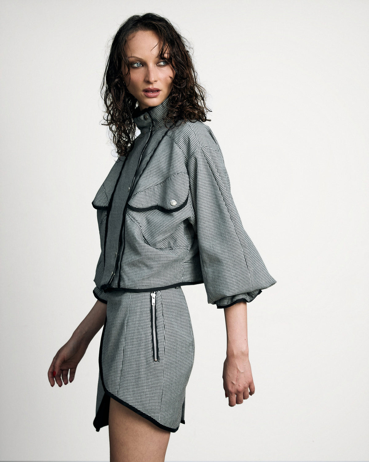 Woman wearing the Stadion AM skirt, waist up