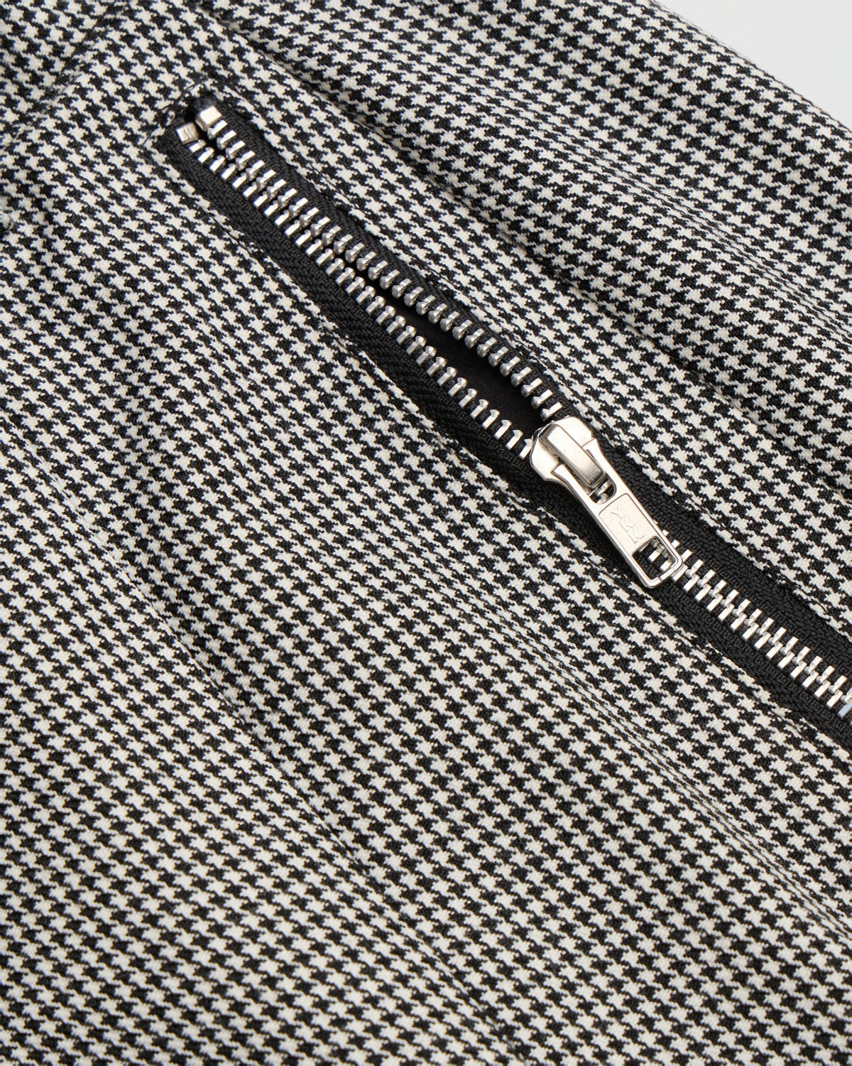 Detail of the exposed metal zip on the Stadion AM skirt