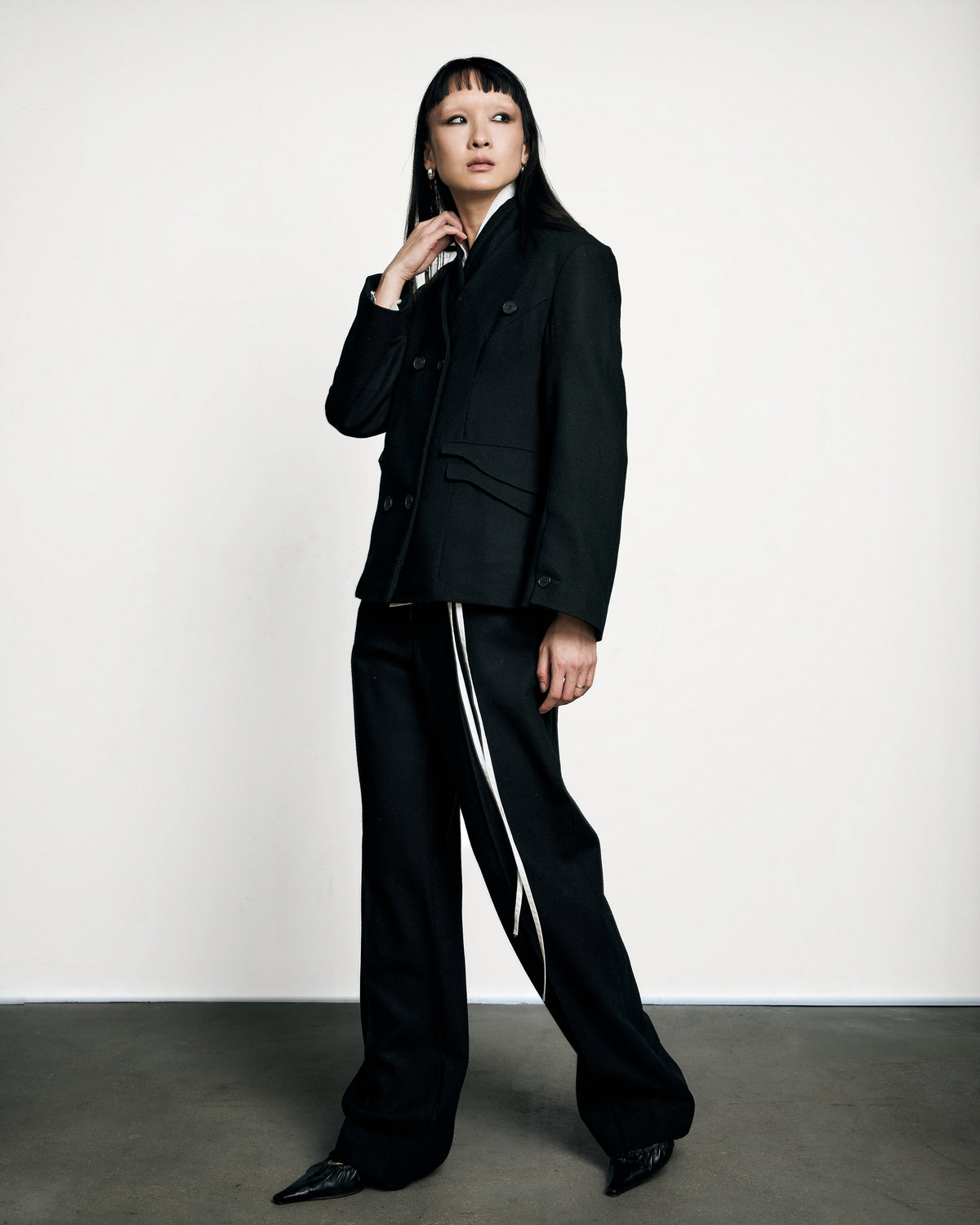Woman walking in the Stadion Ewan pillar trousers, three-quarter view