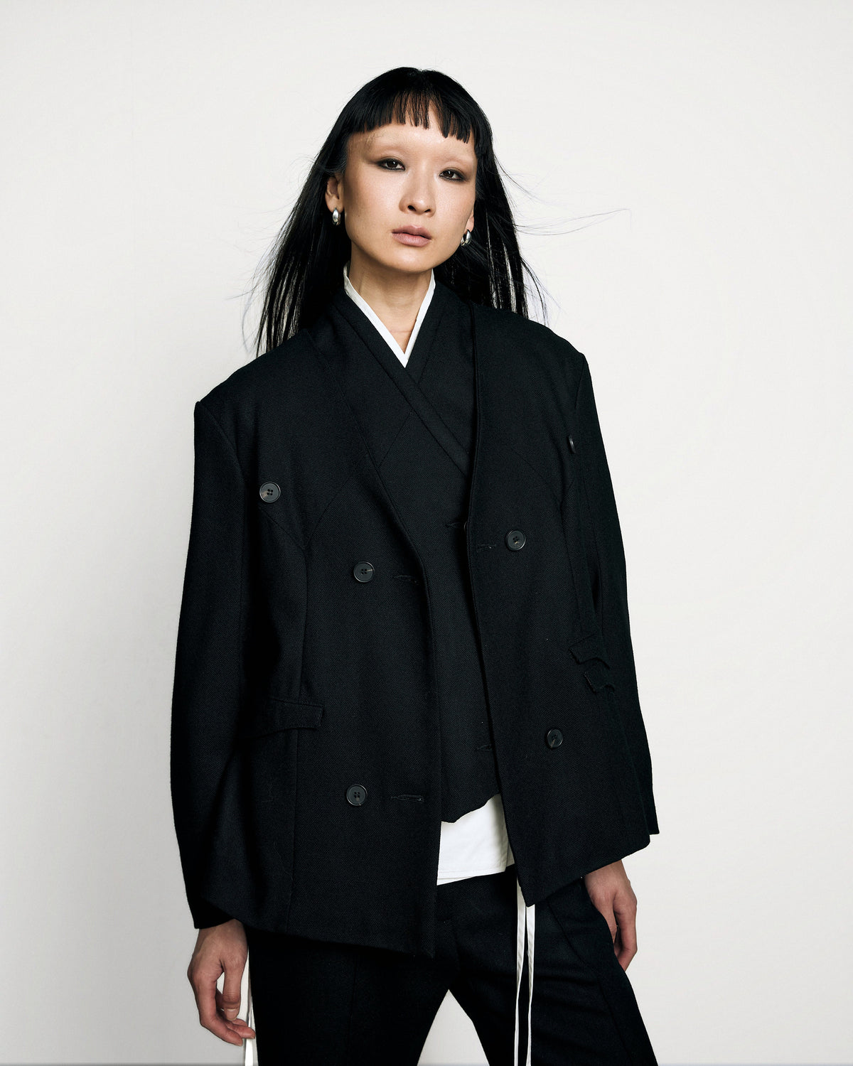 Woman wearing the Stadion Haiden jacket open over a white shirt