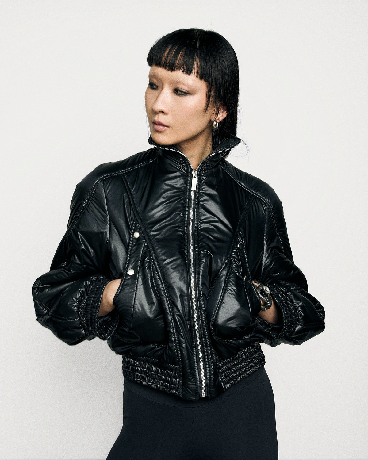 Woman wearing the Stadion Reserve bomber, hands in the pockets
