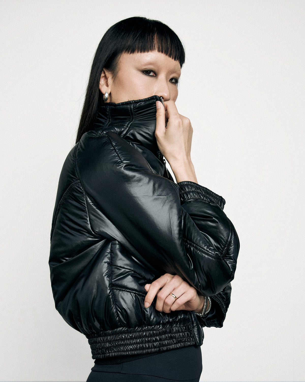 Woman wearing the Stadion Reserve bomber, side profile