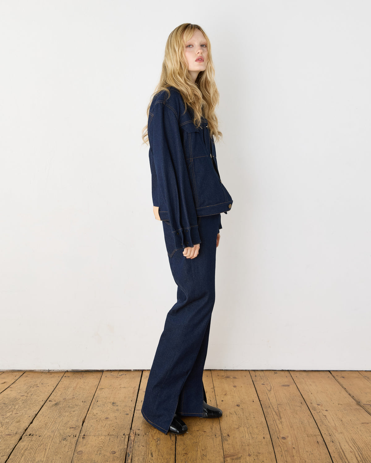 Jeans, on model, side