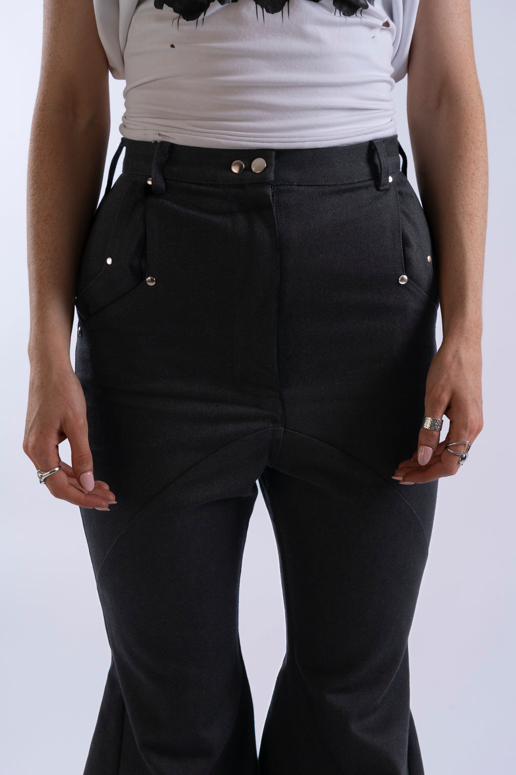 Close-up of waistband and double pocket detail on Stadion RVT Jeans.