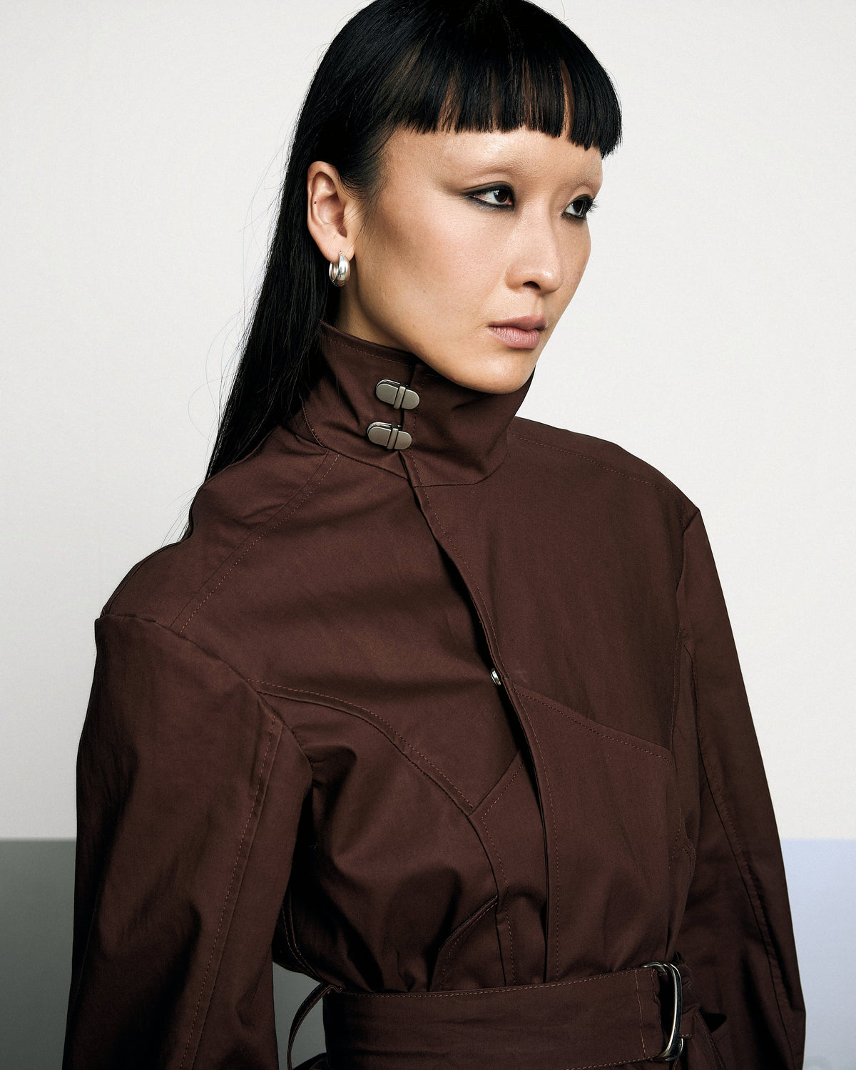 Woman wearing the Stadion Sylvia trench dress, close view of the funnel collar